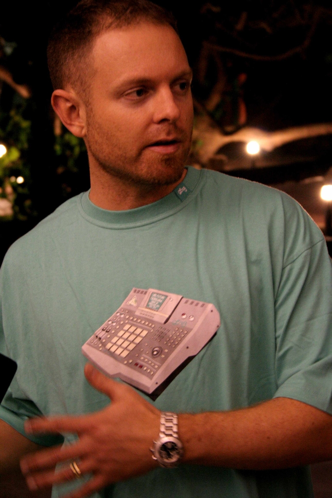 auteur DJ Shadow de la citation Personnellement, je ressens le besoin de vivre la vie et de la musique et des idées avant de pouvoir m'asseoir et recommencer à écrire de la musique.