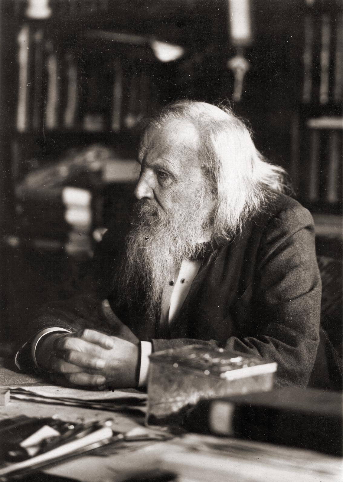 auteur Dmitri Mendeleev de la citation Il existe partout un milieu dans les choses, déterminée par l'équilibre.