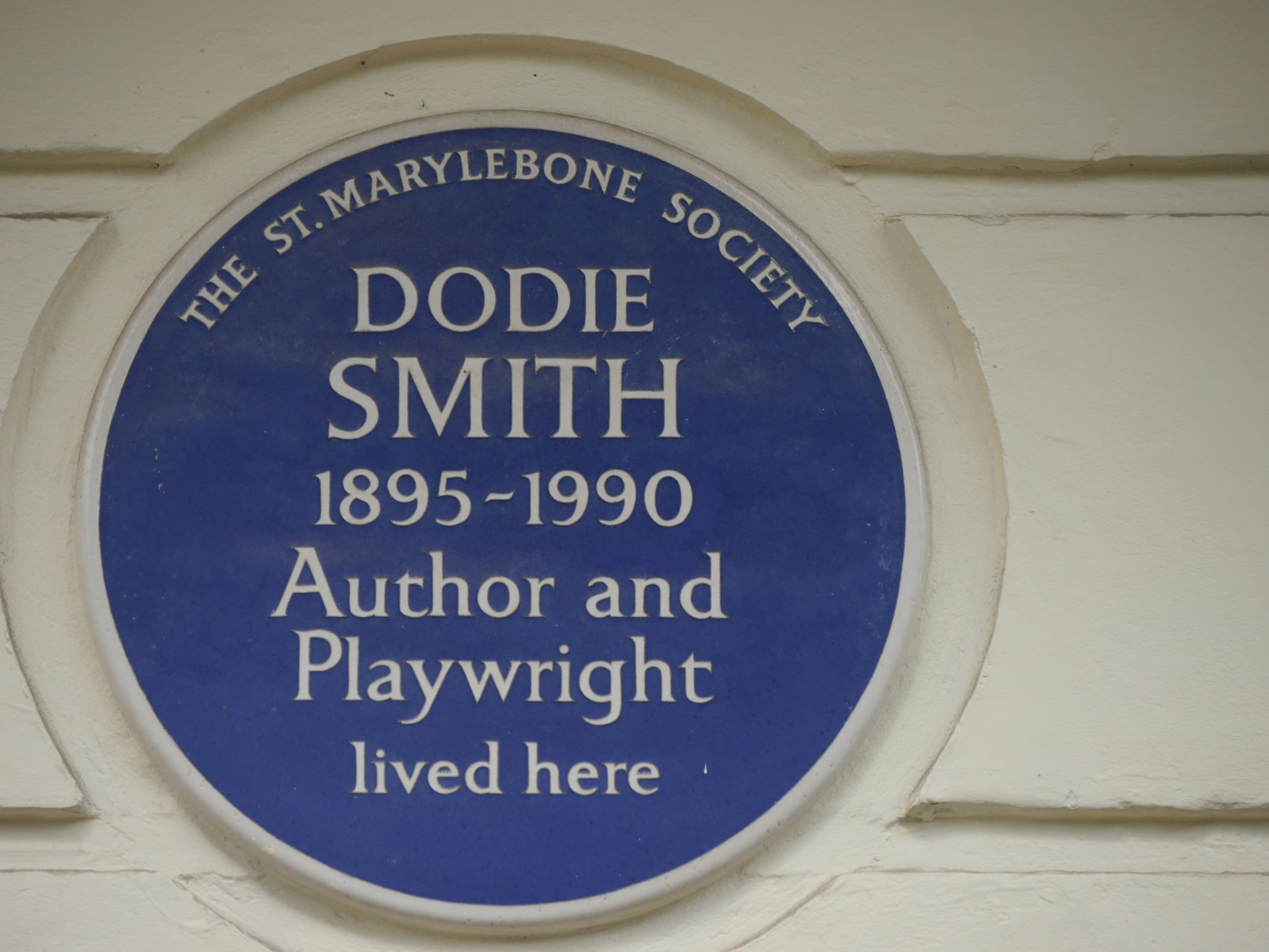 auteur Dodie Smith de la citation Étais-je la seule femme au monde qui, à mon âge - et après une vie d'indépendance assez rampante - ne me sentait toujours pas tout à fait grandi?