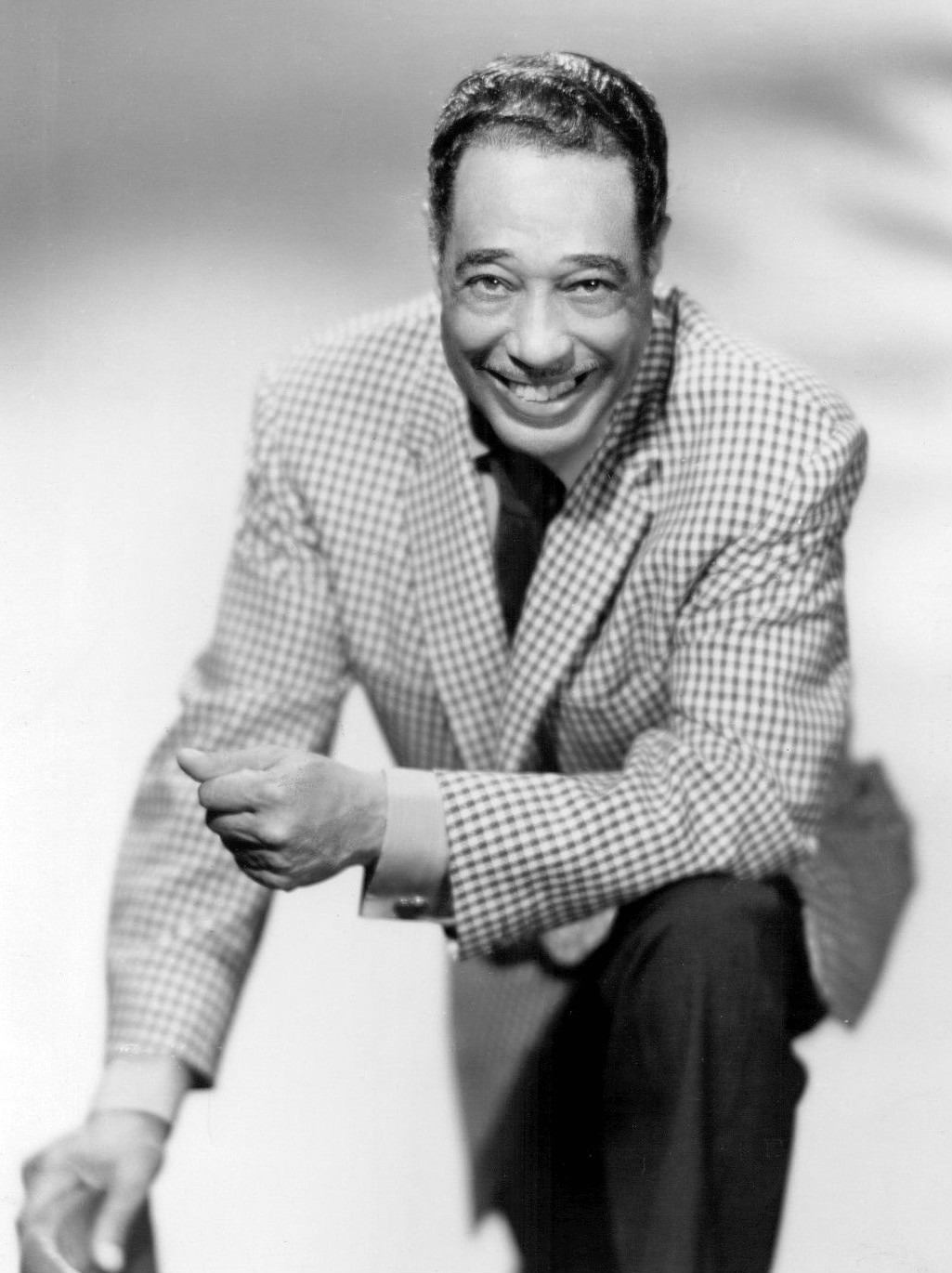 auteur Duke Ellington de la citation Si quelqu'un était M. Jazz, c'était Louis Armstrong. Il était l'incarnation du jazz et le sera toujours. Il est ce que j'appelle une norme américaine, un original américain.