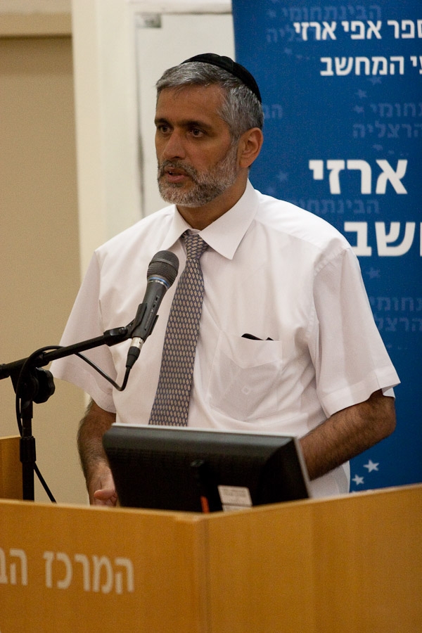 auteur Eli Yishai de la citation On ne peut pas abandonner la sécurité des Israéliens.