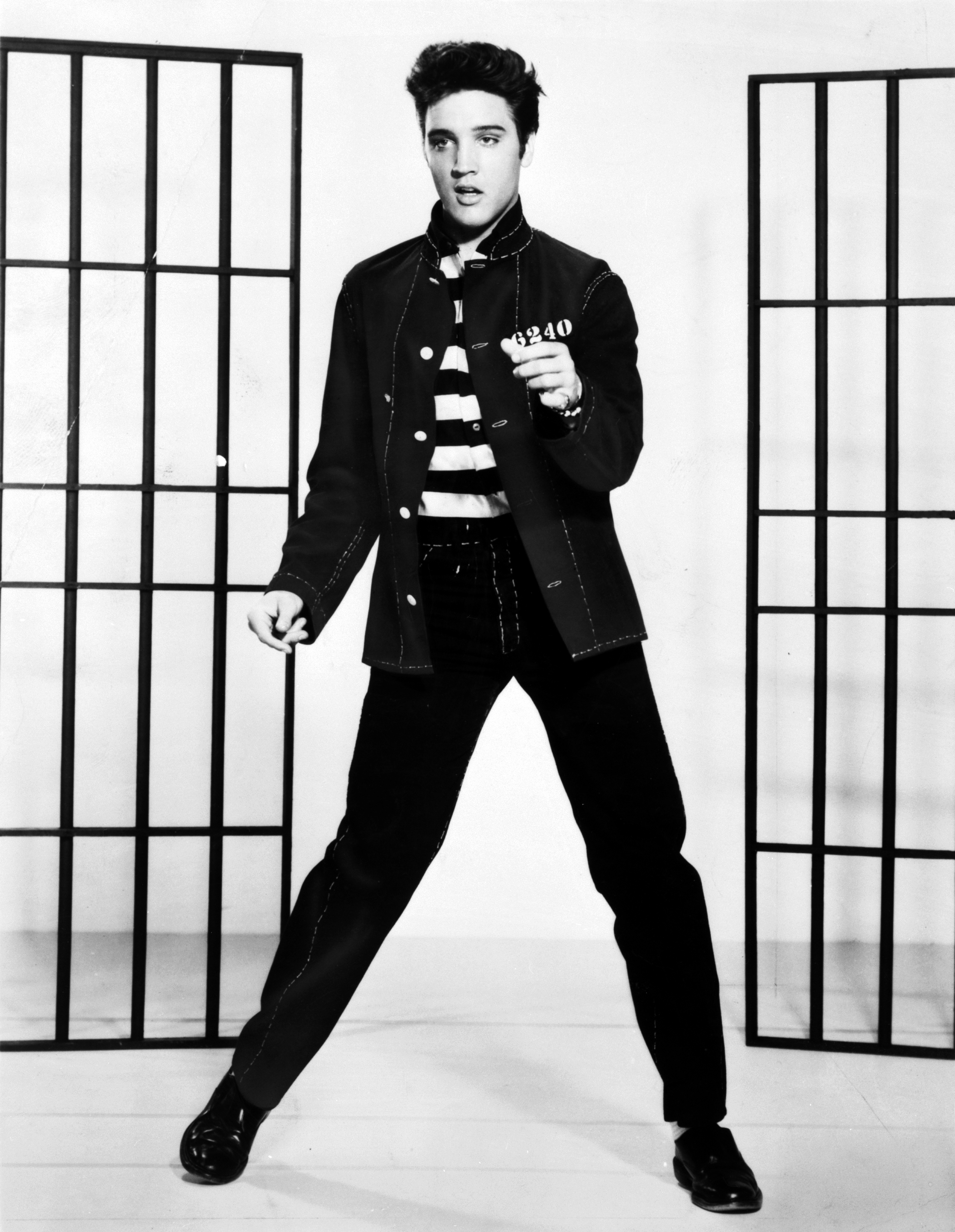 auteur Elvis Presley de la citation Nous sommes la combinaison parfaite. Le colonel est un vieux Carny, et moi, je suis hors du mur.