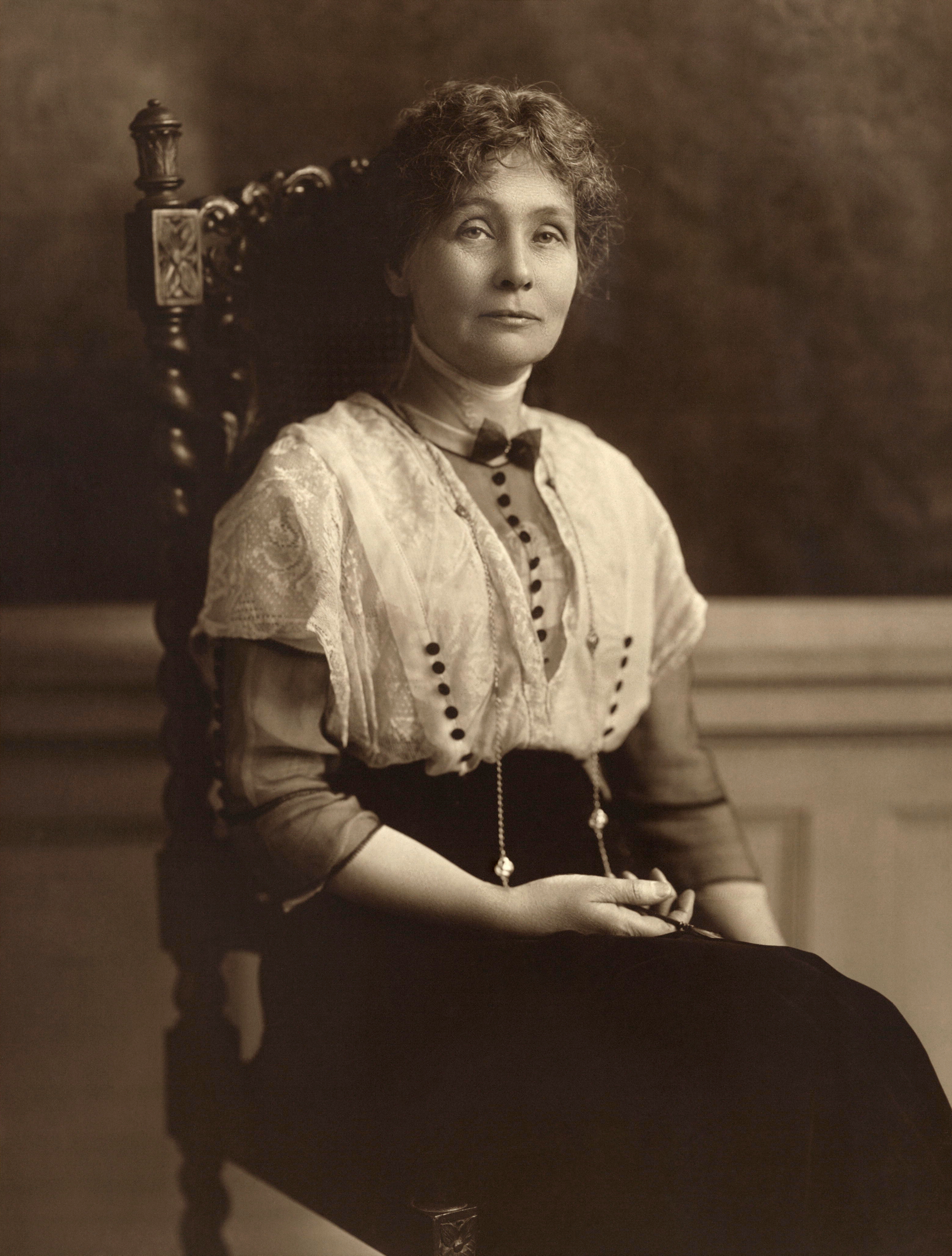 auteur Emmeline Pankhurst de la citation Un acte de défi a plus de valeur que d'innombrables milliers de mots.