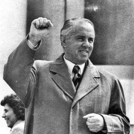 auteur Enver Hoxha de la citation Un pays où un homme a peur d'en critiquer un autre n'est pas un pays socialiste.