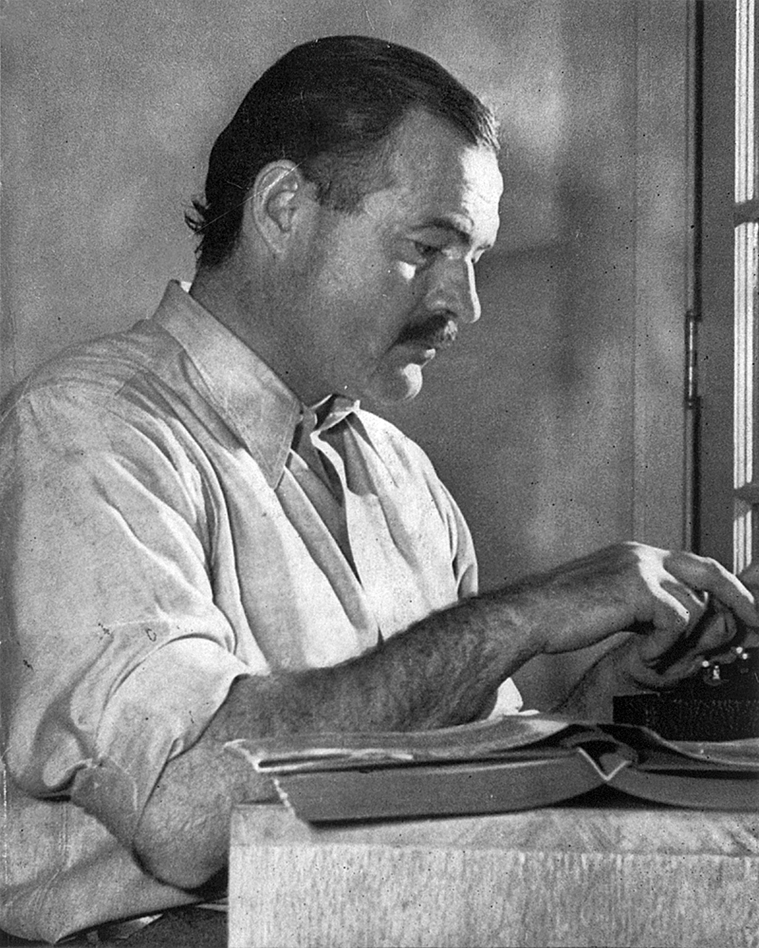 auteur Ernest Hemingway de la citation C'est un bon endroit ", a-t-il dit." Il y a beaucoup d'alcool ", j'ai convenu.