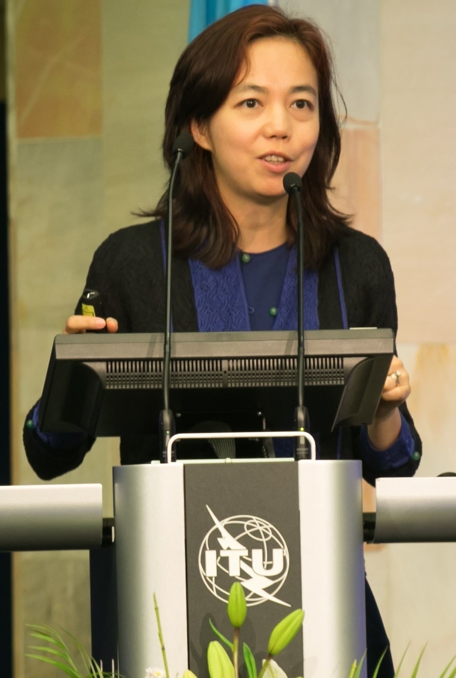auteur Fei-Fei Li de la citation Les gouvernements peuvent faire un plus grand effort pour encourager l'enseignement en informatique, en particulier chez les jeunes filles, les minorités raciales et d'autres groupes dont les perspectives ont été sous-représentées dans l'IA.