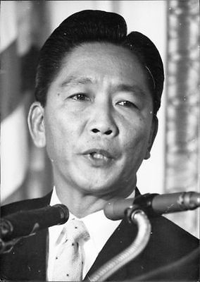 auteur Ferdinand Marcos de la citation Le défi pour l'Amérique est d'étendre à l'Asie le bouclier défensif de la puissance américaine sous forme conforme à la liberté et au respect de l'auto-respect asiatique.