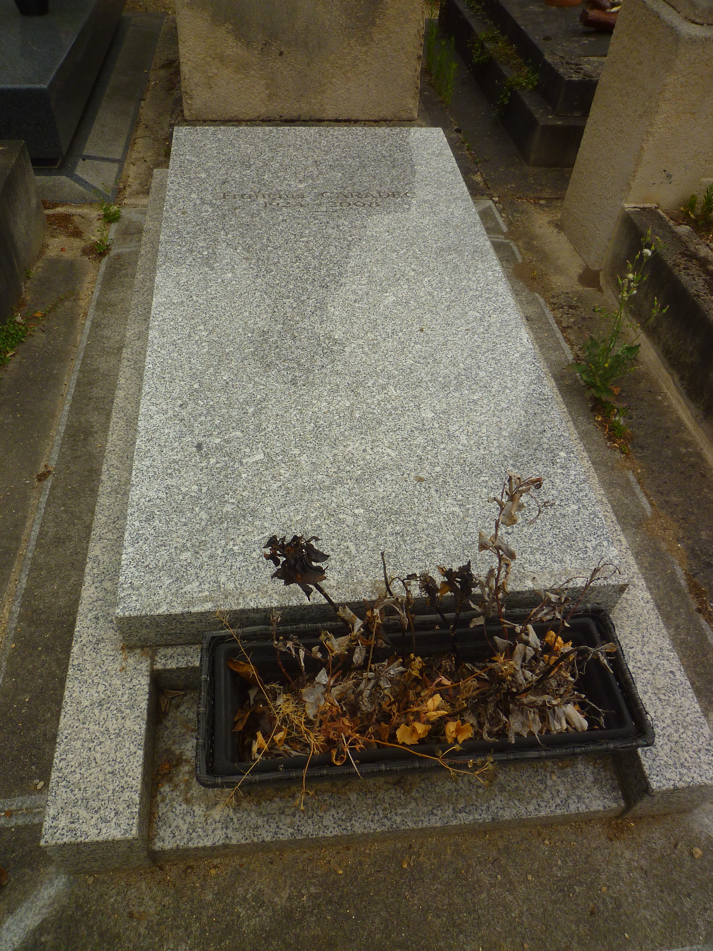 auteur François Caradec de la citation Bien sûr, les cercueils ne sont pas taillés sur mesure ; mais les morts s'adaptent à tout.