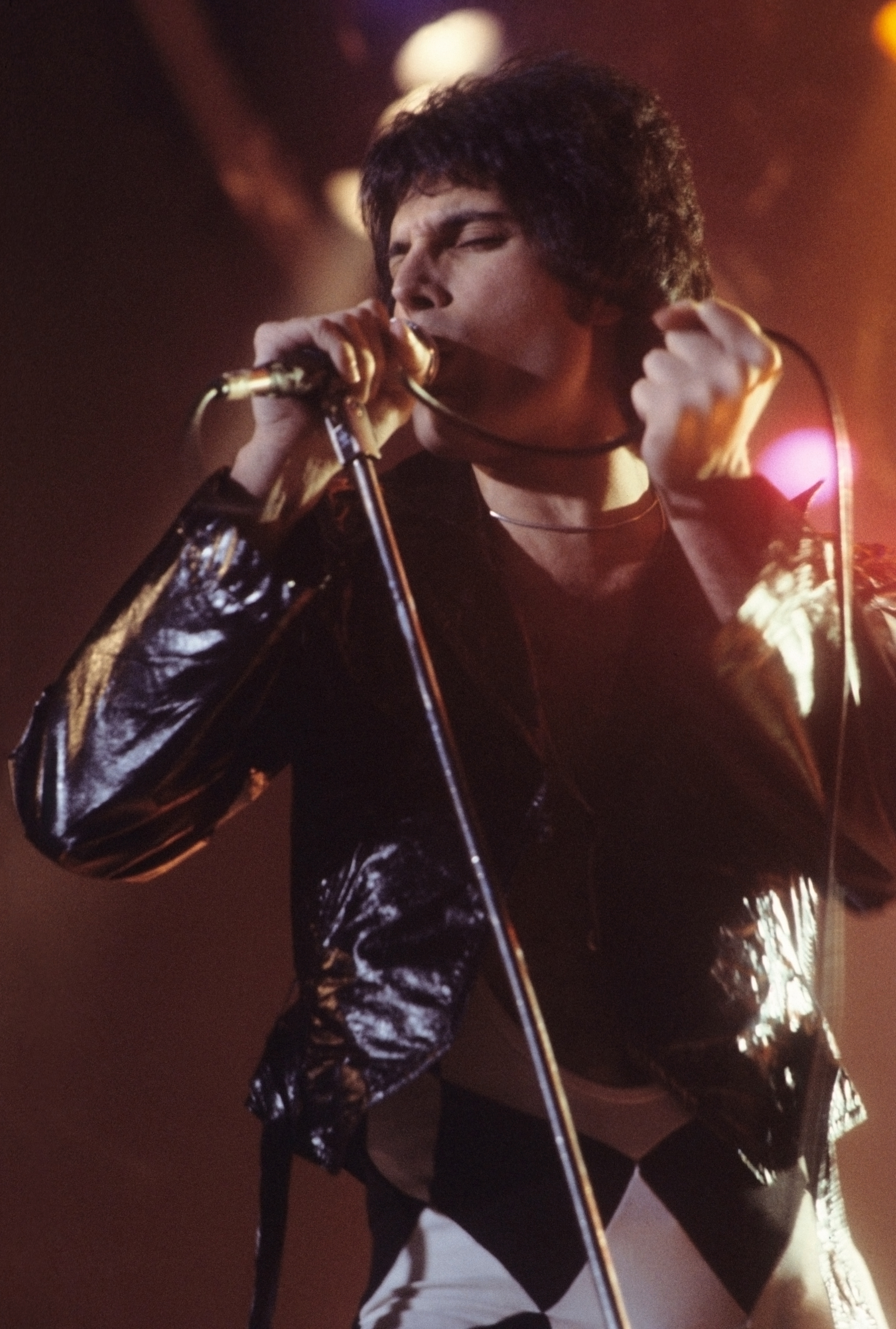 auteur Freddie Mercury de la citation Une nuit, Roger était de mauvaise humeur et il a jeté tout son tambour sanglant sur la scène. La chose m'a seulement manqué - j'aurais peut-être été tuée.