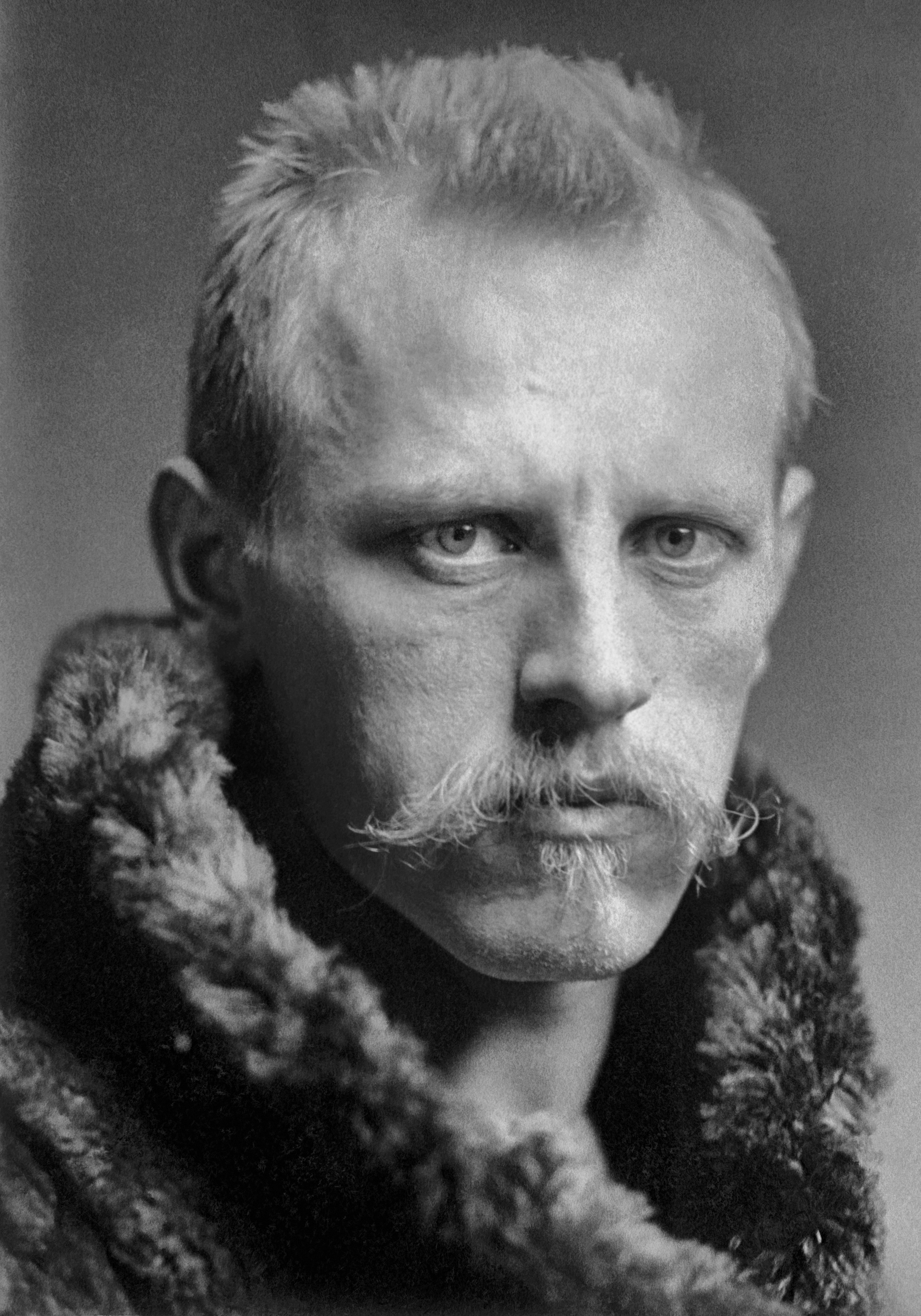 auteur Fridtjof Nansen de la citation L'amour est la neige de la vie. Il tombe le plus profond et le plus doux dans les entailles laissées par le combat - plus blanches et plus pures que la neige elle-même.