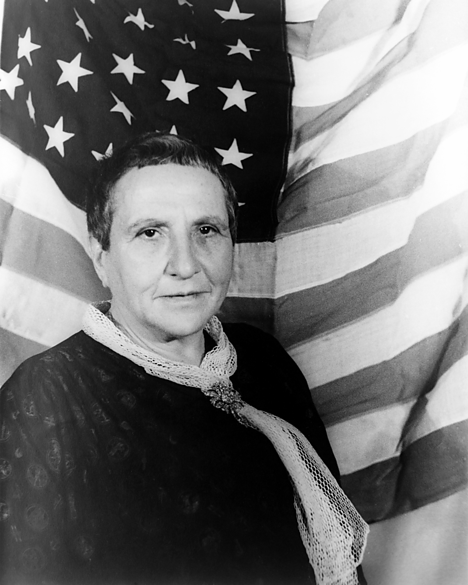 auteur Gertrude Stein de la citation Le langage en tant que réelle n'est pas l'imitation ni des sons, des couleurs ou des émotions, c'est une récréation intellectuelle et il y a un doute à ce sujet et cela va continuer à être que tant que l'humanité est n'importe quoi.