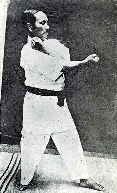 auteur Gichin Funakoshi de la citation Une fois qu'un kata a été appris, il doit être pratiqué à plusieurs reprises jusqu'à ce qu'il puisse être appliqué en cas d'urgence, pour que la connaissance de la séquence d'un kata en karaté soit inutile.
