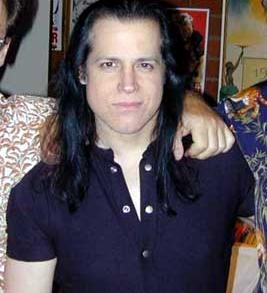 auteur Glenn Danzig de la citation Mon idée des couvertures est que vous ne devriez jamais couvrir une chanson et le faire exactement comme l'artiste parce que tout le monde va toujours le comparer à la façon dont les artistes originaux l'ont fait, et ils vont juste aller: «Oh j'aime l'original mieux.'