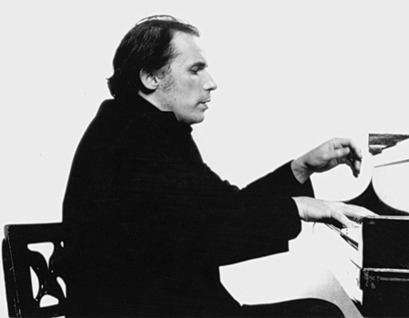 auteur Glenn Gould de la citation Les doigts n'ont pas grand-chose à voir avec le fait de jouer du piano. L'idée qu'ils font doit être sans retenue.