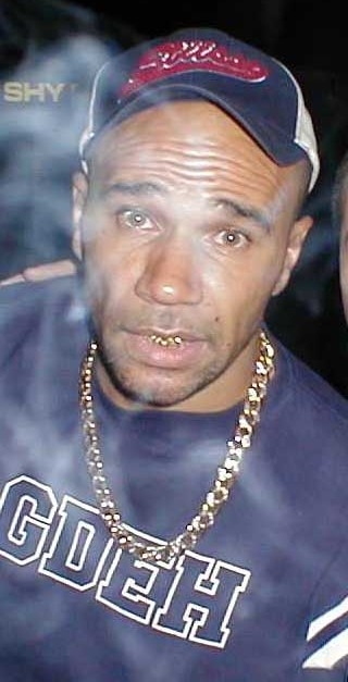 auteur Goldie de la citation Goldie est là depuis beaucoup plus longtemps que ses dents en or, que les serrures d'or. Peu de gens me connaissent. C'était un rastafari ... ils connaissent Goldie le joueur, comme mes garçons à Miami, ou Goldie the Graffiti, ou Goldie le gars sur le domaine avec les dents d'or, mais personne ne connaît vraiment ce petit garçon de l'école, vous savez?