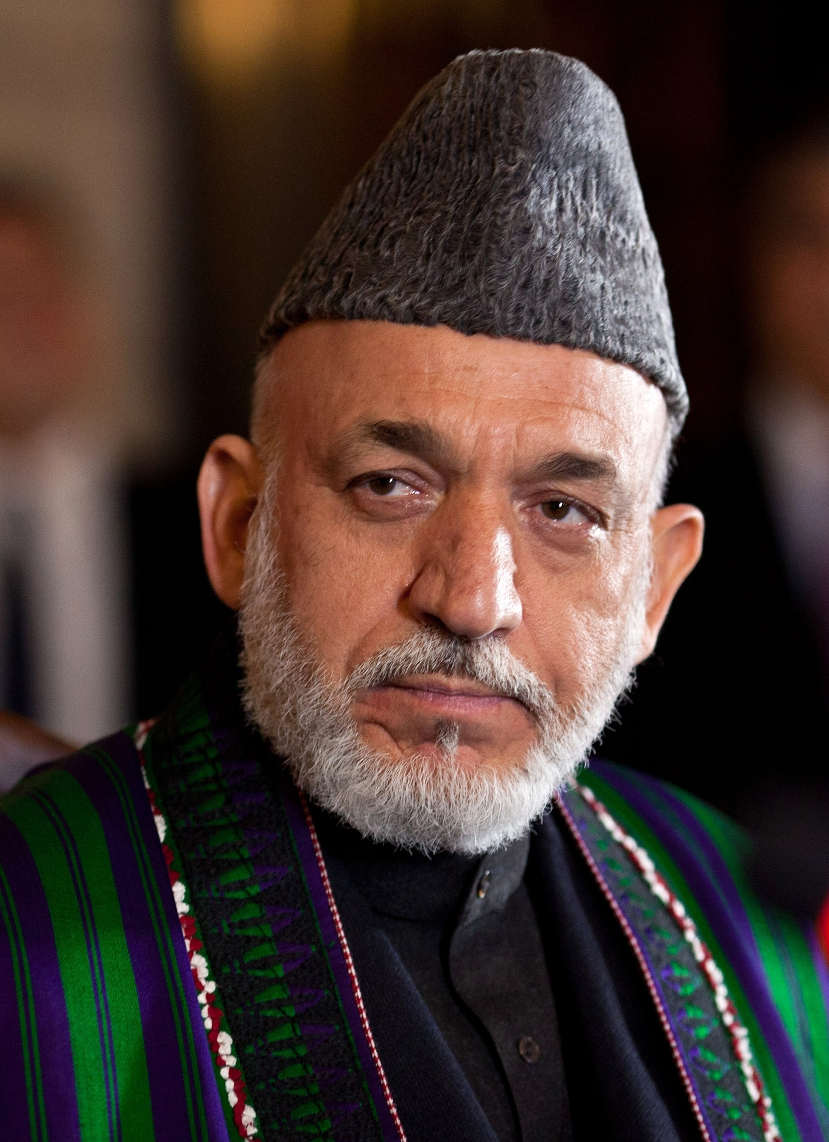 auteur Hamid Karzai de la citation Un membre démocratiquement élu du Congrès des États-Unis d'Amérique ne devrait pas parler d'une division ethnique en Afghanistan, ni s'immiscer dans les affaires intérieures de ce pays.