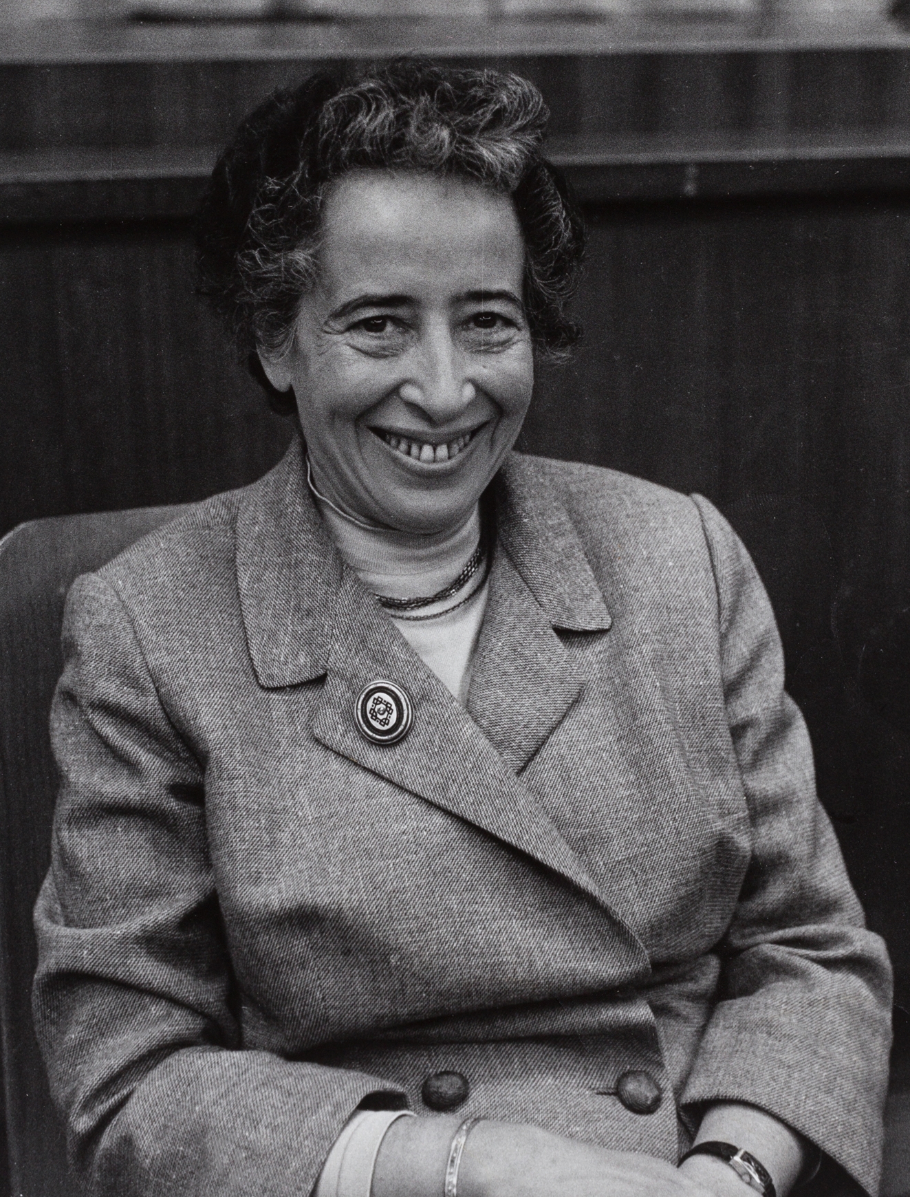 auteur Hannah Arendt de la citation Penser et être pleinement en vie est le même.
