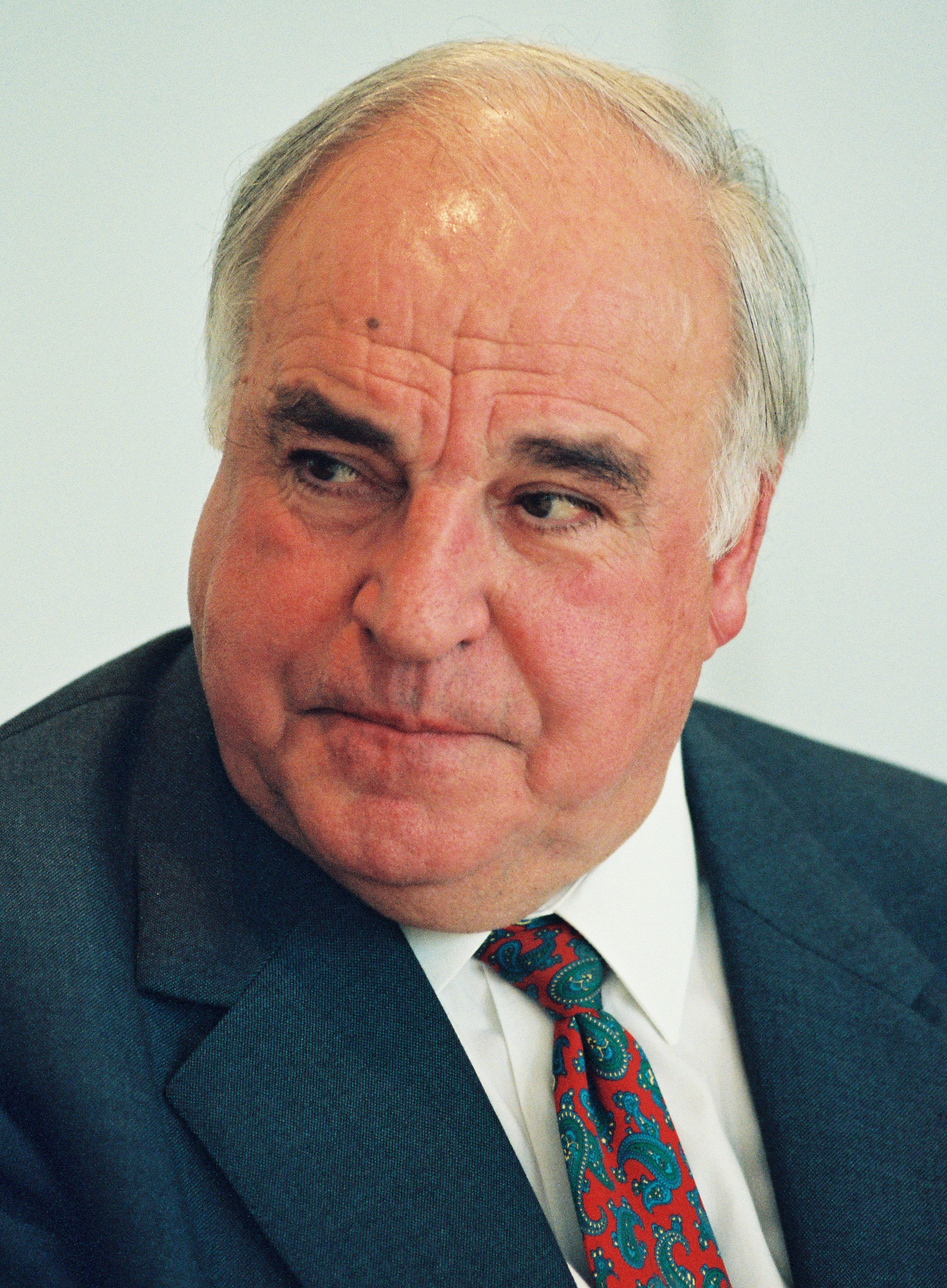 auteur Helmut Kohl de la citation Si un chancelier essaie de pousser quelque chose, il doit être un homme de pouvoir. Et s'il est intelligent, il sait quand le temps est mûr. Dans un cas - l'euro - j'étais comme un dictateur ... l'euro est synonyme d'Europe.