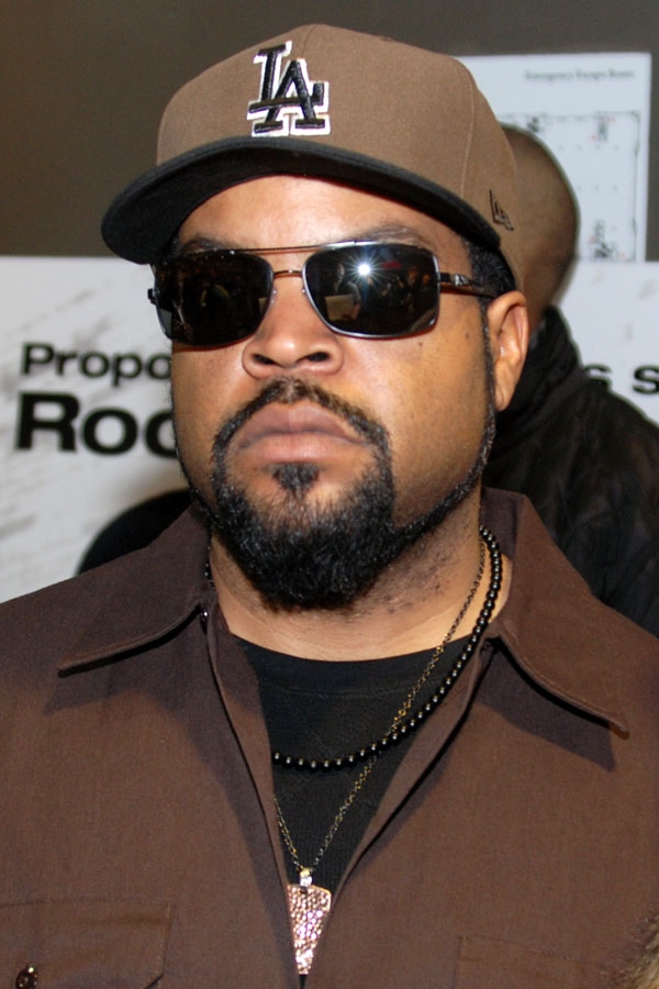 auteur Ice Cube de la citation Je pense que la musique rap est la seule raison de beaucoup d'acceptation noire dans la culture pop; Parce que la musique est très populaire, il fait sortir notre image d'autres manières que dans les films.