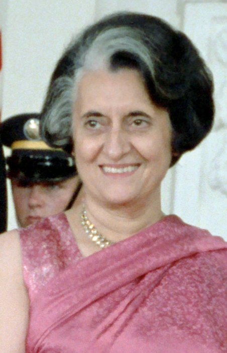 auteur Indira Gandhi de la citation Vous devez apprendre à être encore au milieu de l'activité et à être vivant en vie.