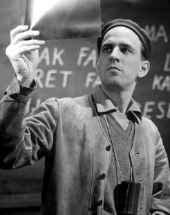 auteur Ingmar Bergman de la citation Ma découverte du premier film de Tarkovsky était comme un miracle. Soudain, je me suis retrouvé debout à la porte d'une pièce dont les clés ne m'avaient jamais été données. C'était une pièce que j'avais toujours voulu entrer et où il se déplaçait librement et à l'aise.