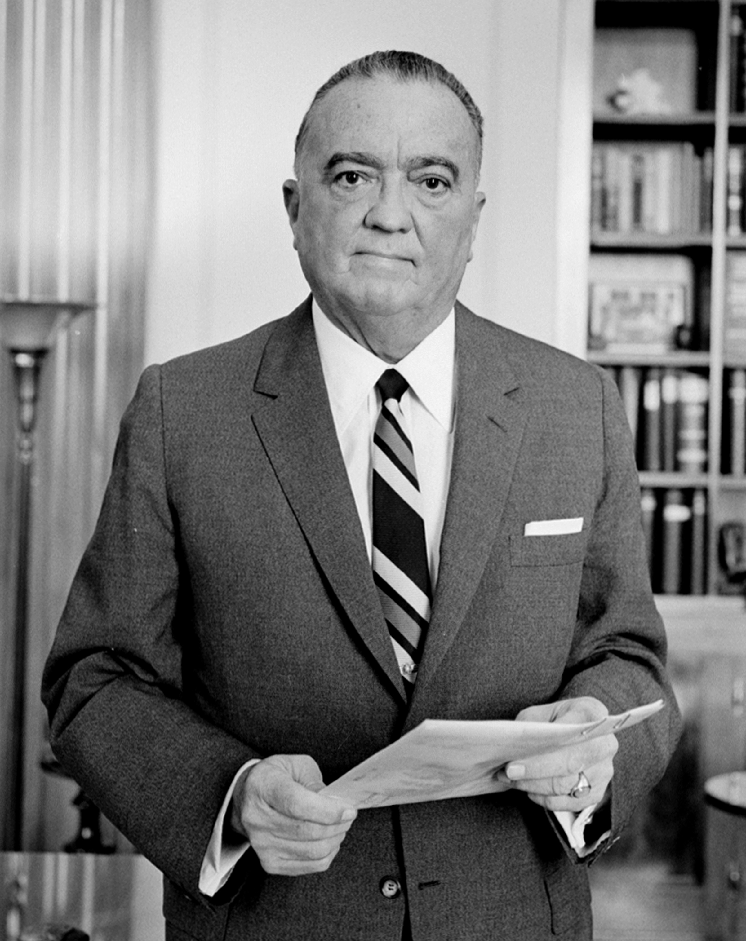 auteur J. Edgar Hoover de la citation Même les grands hommes peuvent être corrompus
