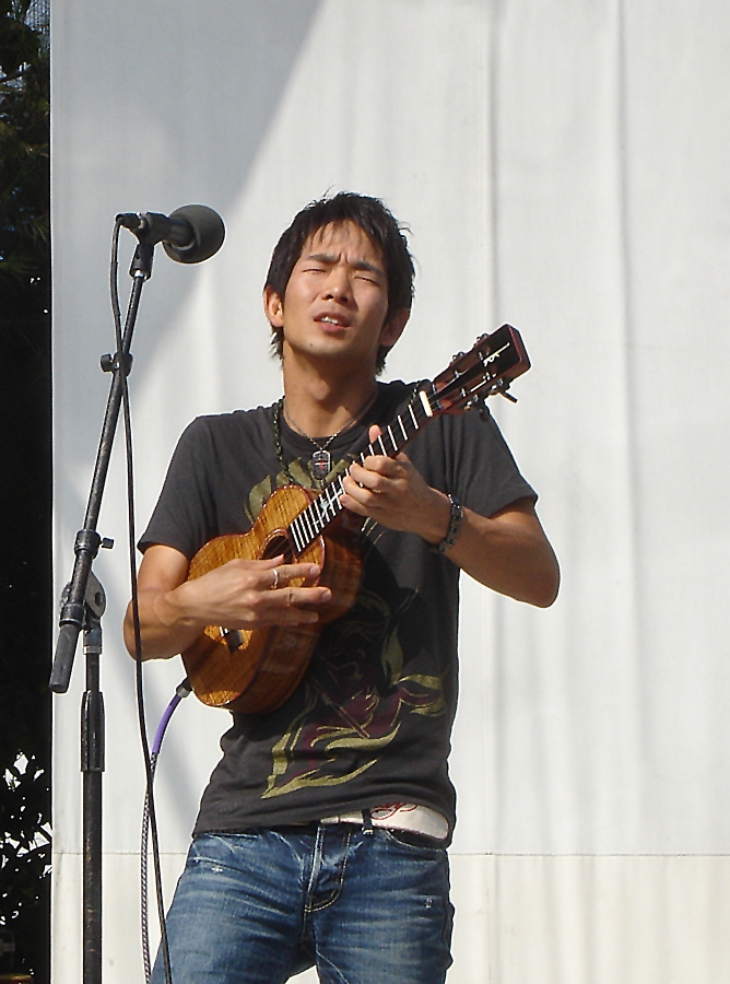 auteur Jake Shimabukuro de la citation Je connais quelques accords sur la guitare, mais je ne pourrais pas faire un spectacle ou même faire partie d'une session de jam avec un.
