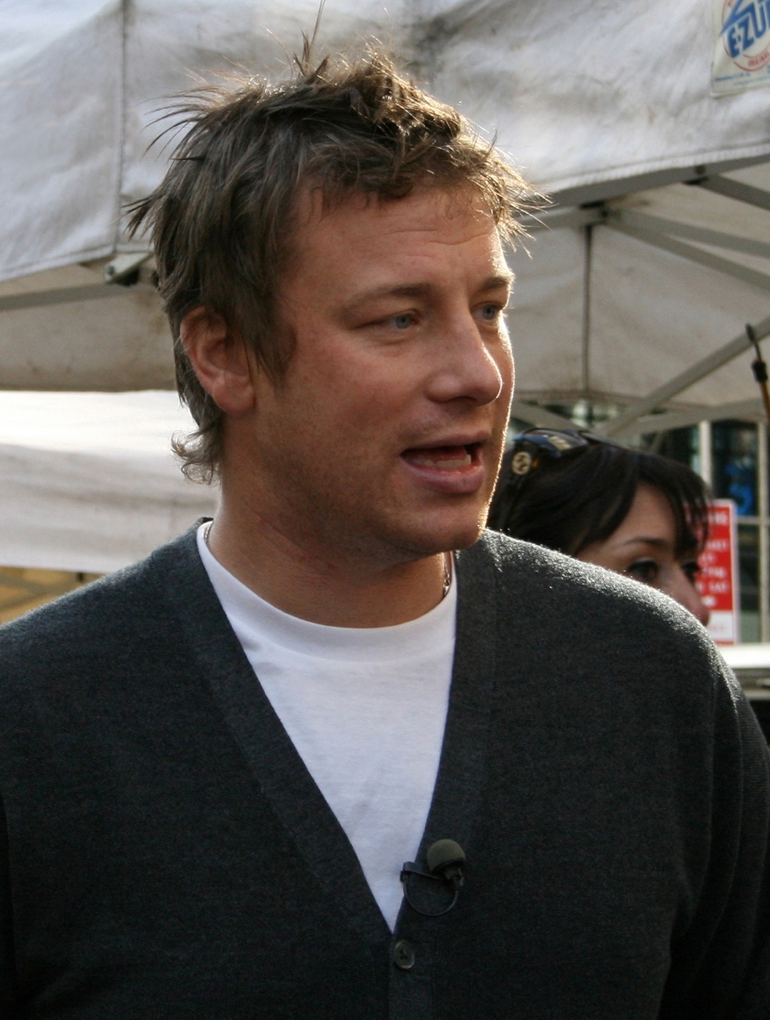 auteur Jamie Oliver de la citation Juste parce que les Américains sont si bons pour secouer accessibles et bon marché, personne ne regarde deux fois en ce qui concerne leur nourriture. Mais il y a des pépites d'or partout.