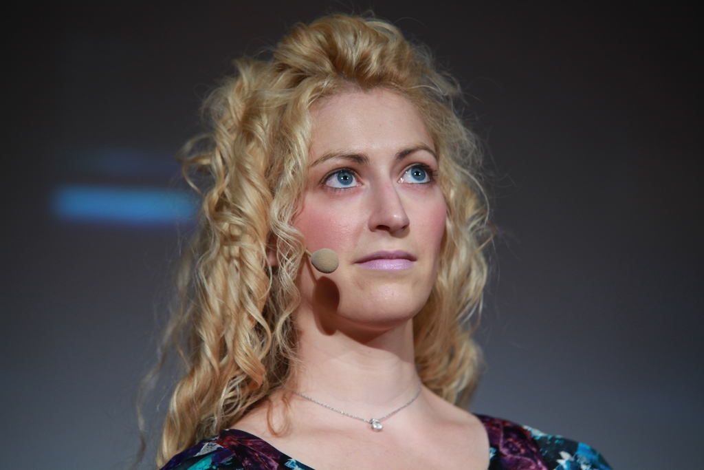 auteur Jane McGonigal de la citation Les jeux sont des obstacles inutiles que nous nous volons pour nous attaquer.