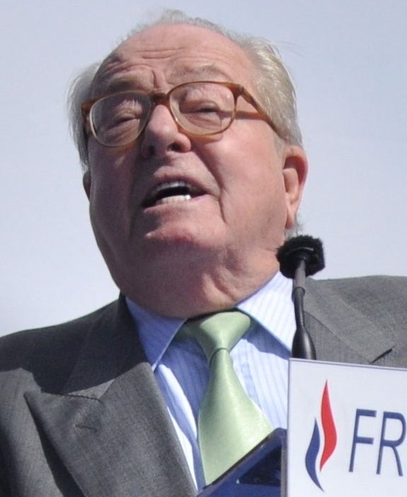 auteur Jean-Marie Le Pen de la citation Mon père a été tué par une mine allemande, tandis que je perdais d'autres parents dans des attentats de bombardements alliés.