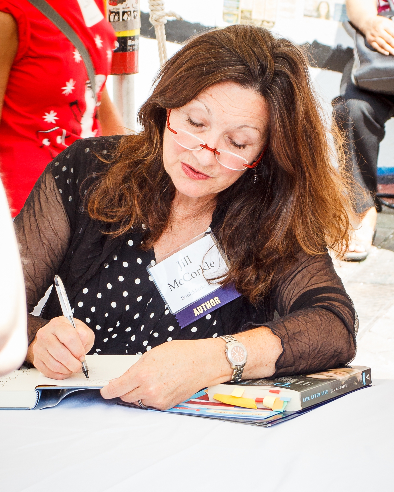 auteur Jill McCorkle de la citation Un jour, quand mon fils avait huit ans, il est entré dans la cuisine pendant que je cuisinais et a dit: "Vous mettez de mauvais mots dans vos livres, n'est-ce pas?" Sans aucun doute, il avait entendu ma mère, qui dit souvent aux gens qui demandent mon travail: "Eh bien, vous ne trouverez jamais ses livres dans la librairie chrétienne."