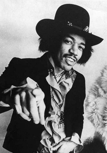auteur Jimi Hendrix de la citation Beaucoup de gens gagnent plus d'argent qu'ils n'en ont jamais eu de nos jours - donc lorsqu'ils obtiennent leur appartement, ils se retrouvent toujours avec une pièce supplémentaire.