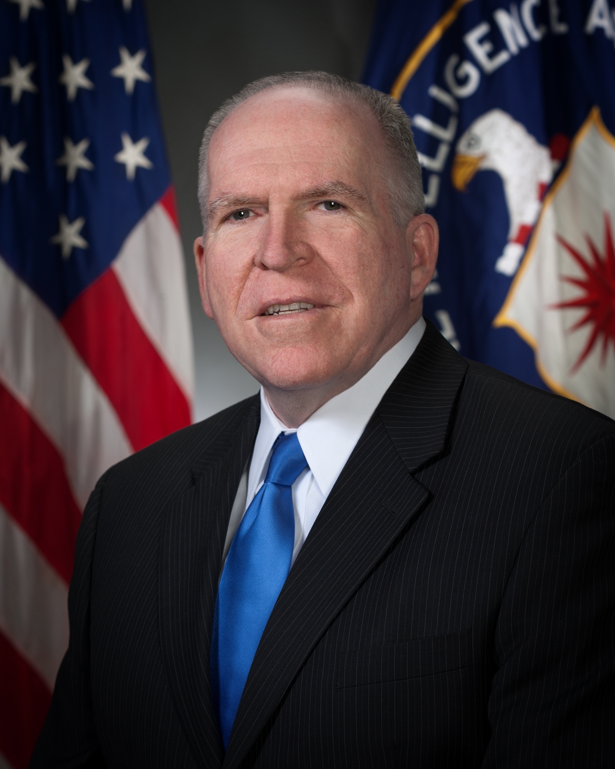 auteur John O. Brennan de la citation En vertu du droit international, les États-Unis sont en conflit armé avec al-Qaïda, les talibans et les forces associées, en réponse aux attentats du 11 septembre, et nous pouvons également recourir à la force conformément à notre droit inhérent de légitime défense nationale.