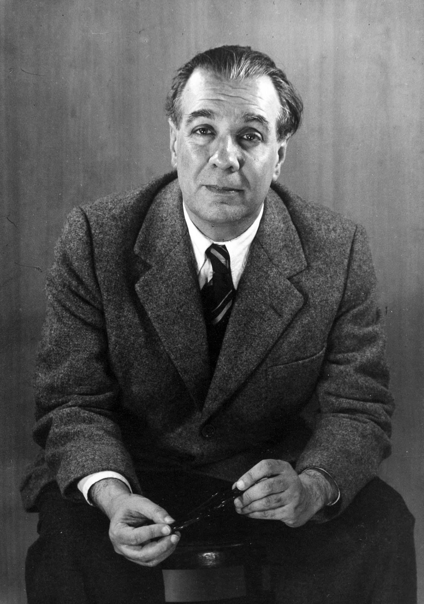 auteur Jorge Luis Borges de la citation Lorsque les écrivains meurent, ils deviennent des livres, ce qui n'est pas trop mauvais une incarnation.