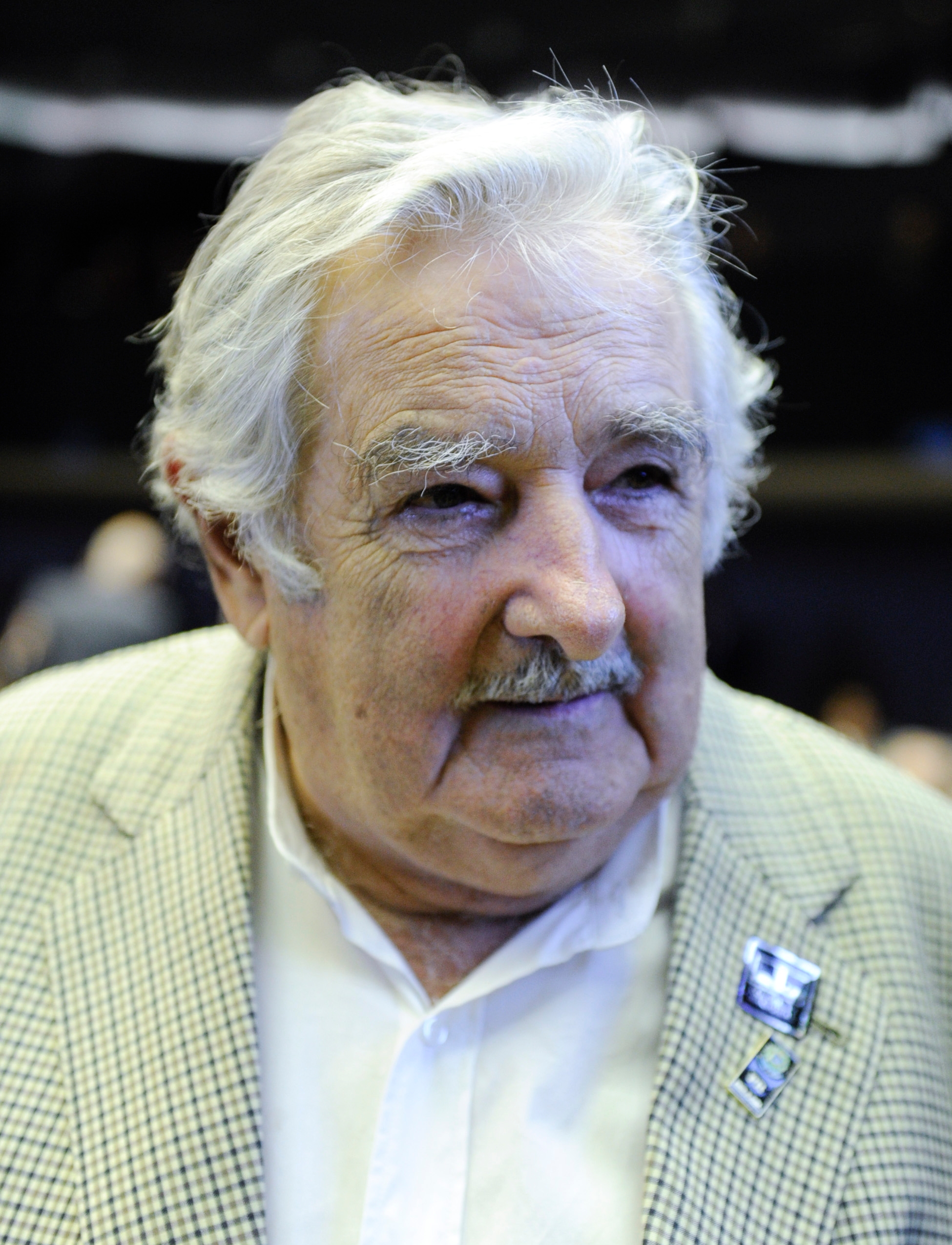 auteur Jose Mujica de la citation Nous avons sacrifié les anciens dieux immatériels, et maintenant nous occupons le temple de la dieu du marché. Il organise notre économie, notre politique, nos habitudes, nos vies et nous offre même des tarifs et des cartes de crédit et nous donne l'apparence du bonheur.
