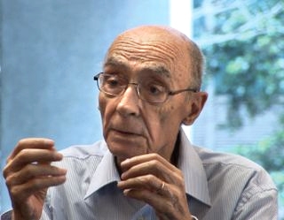 auteur Jose Saramago de la citation La période que je pouvais considérer comme la plus importante de mon travail littéraire est venue commencer par la révolution et, d'une certaine manière, s'est développée en conséquence de la révolution. Mais c'était aussi le résultat du coup d'État contre-révolutionnaire de novembre 1975.