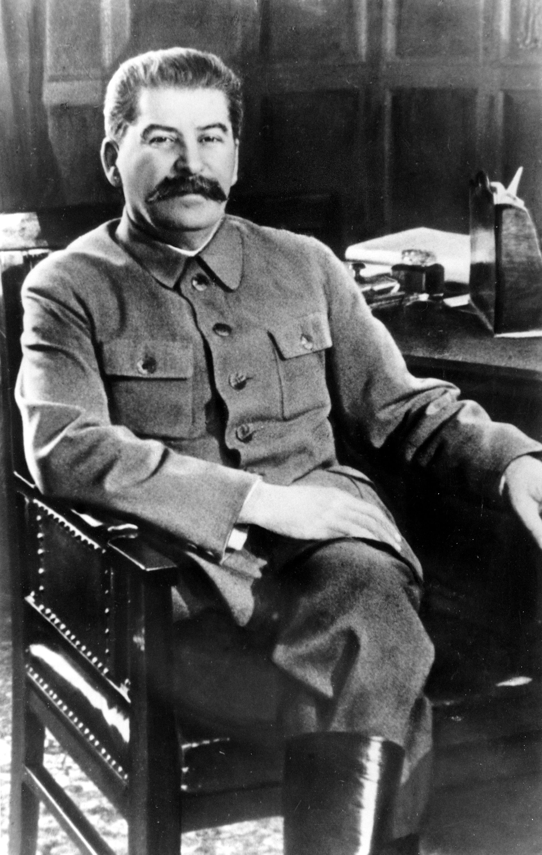auteur Joseph Staline de la citation L'armée rouge et la marine et tout le peuple soviétique doivent se battre pour chaque centimètre du sol soviétique, se battre pour la dernière goutte de sang pour nos villes et nos villages ... vers la victoire!