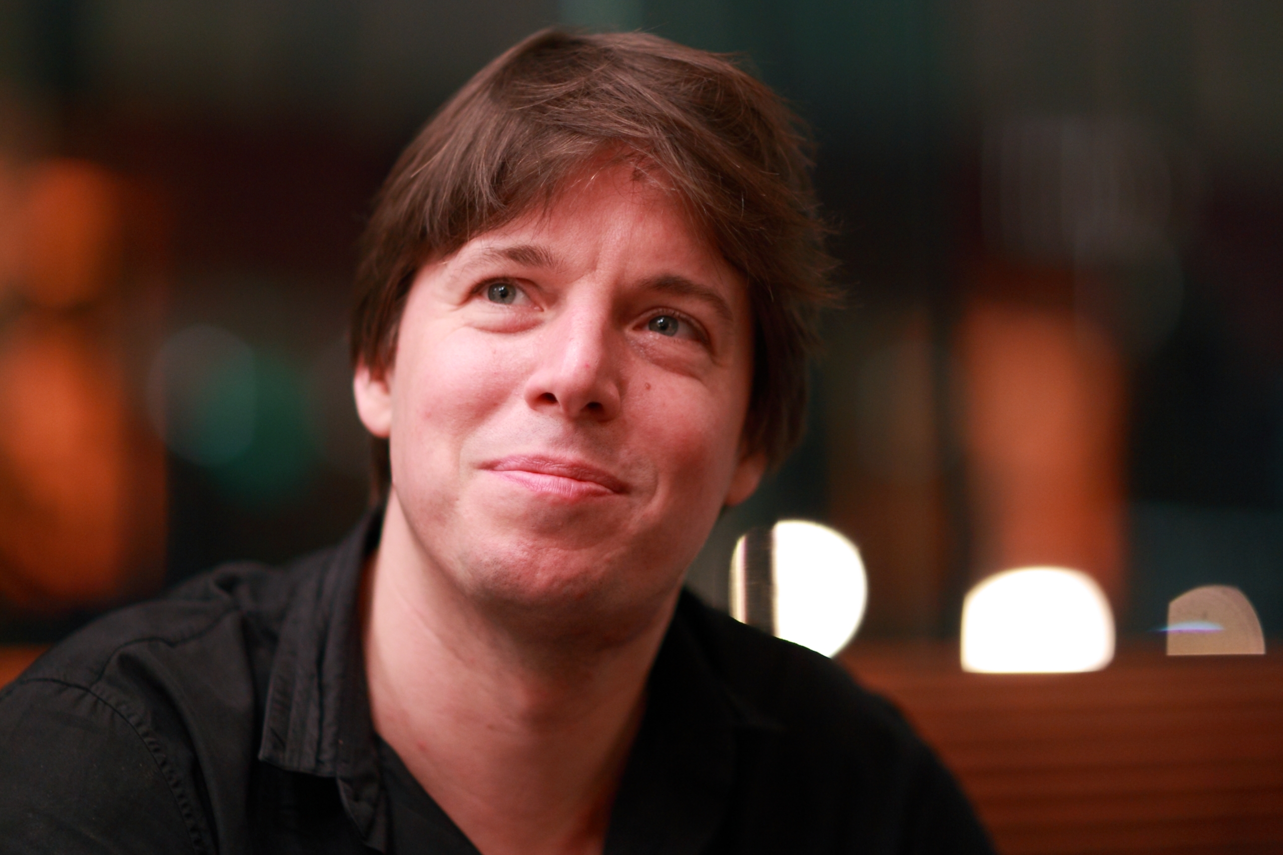 auteur Joshua Bell de la citation Je veux dire, le grand secret est qu'un orchestre peut réellement jouer sans chef d'orchestre. Bien sûr, un grand chef d'orchestre aura un concept et les aidera à jouer ensemble et à les unifier.