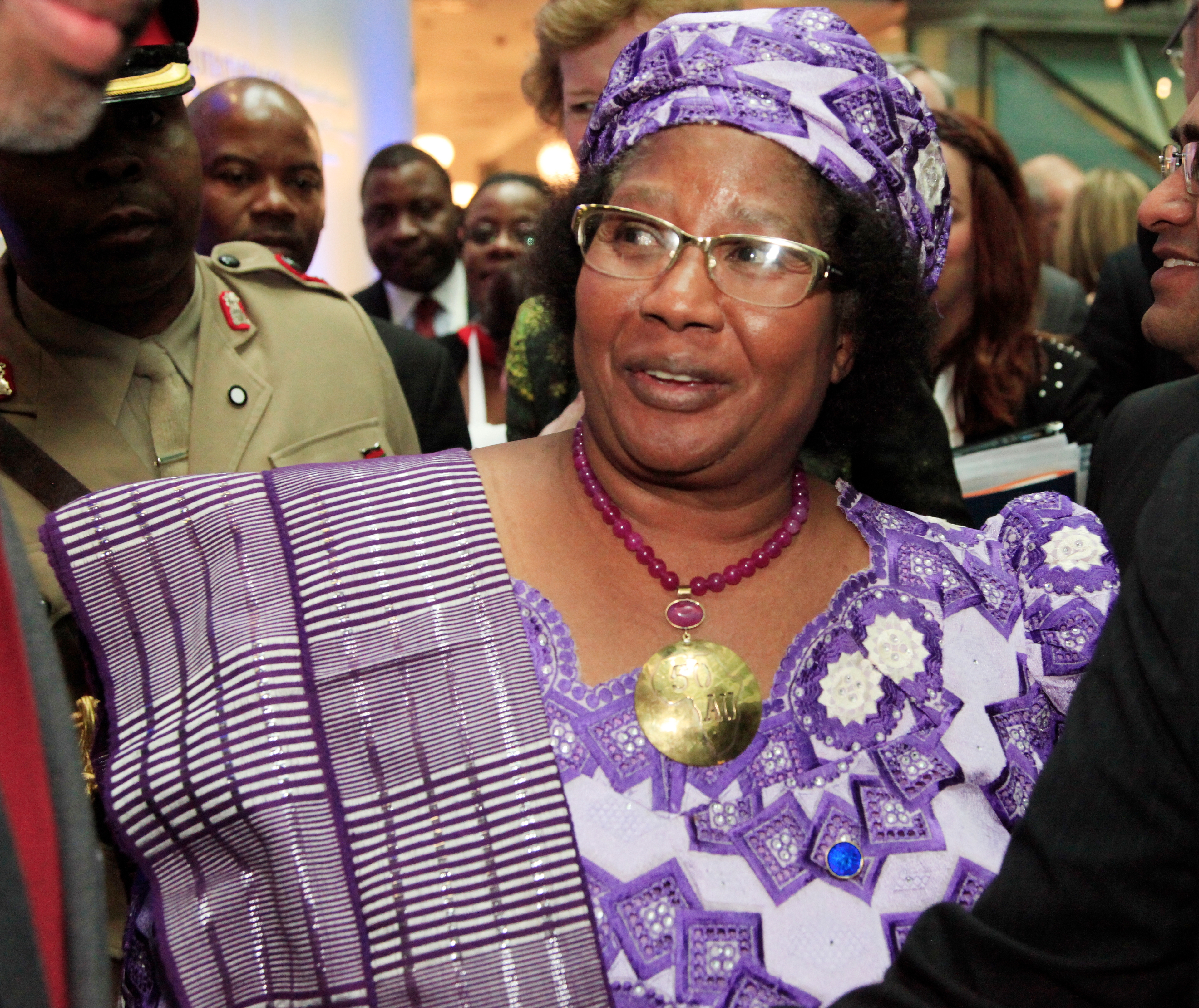 auteur Joyce Banda de la citation Vous demandez comment je pense d'être la première femme présidente en Afrique australe? C'est lourd pour moi. Lourd dans le sens où je sens que je porte cette lourde charge au nom de toutes les femmes.