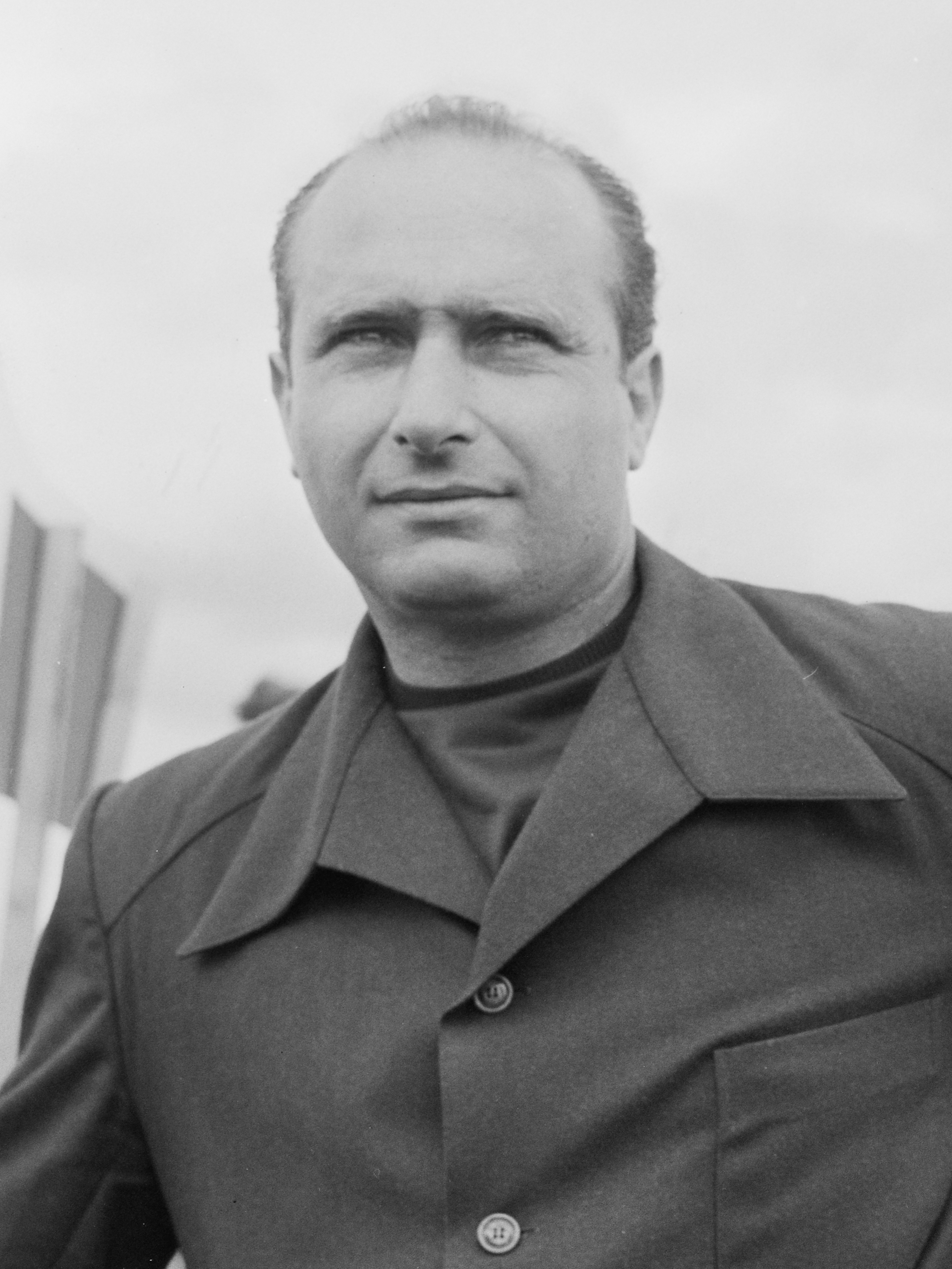 auteur Juan Manuel Fangio de la citation Vous devez toujours vous efforcer d'être le meilleur, mais vous ne devez jamais croire que vous l'êtes.