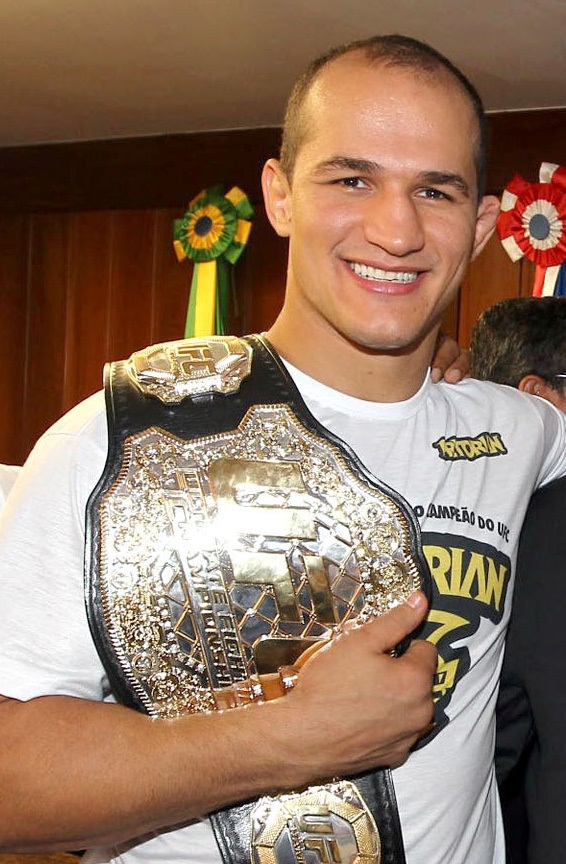 auteur Junior Dos Santos de la citation Considérant comme un vrai numéro un de l'UFC, je pense que Cain Velasquez est le numéro deux.