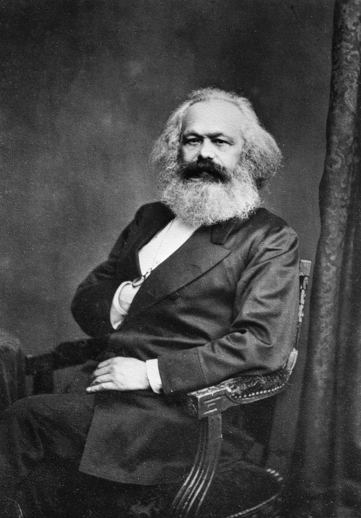 auteur Karl Marx de la citation Toute la soi-disant histoire du monde n'est rien d'autre que la création de l'homme à travers le travail humain.