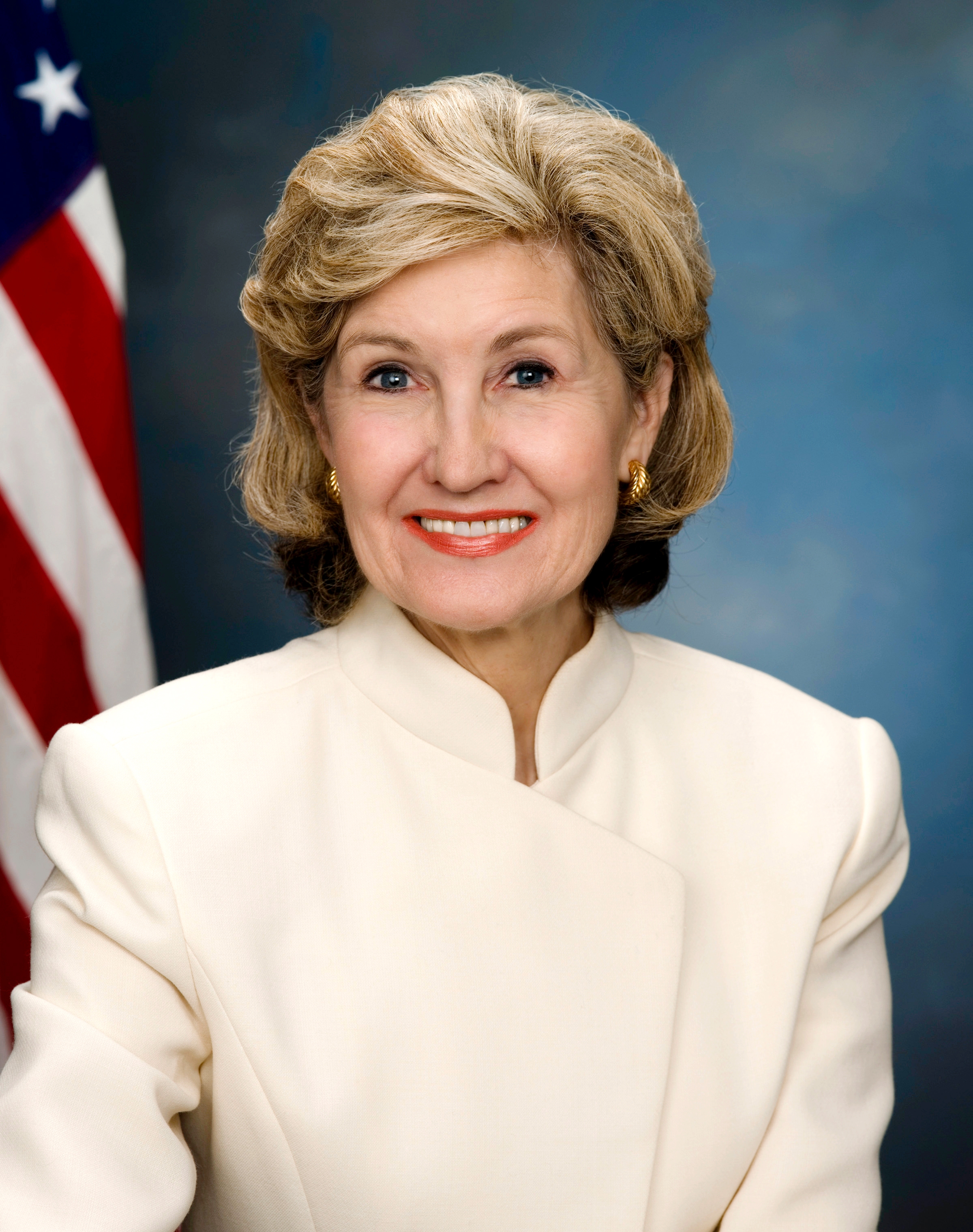 auteur Kay Bailey Hutchison de la citation Lorsque je suis devenue la première femme à représenter l'État du Texas au Sénat des États-Unis, c'était avec l'aide de nombreuses femmes - et un grand nombre d'hommes.