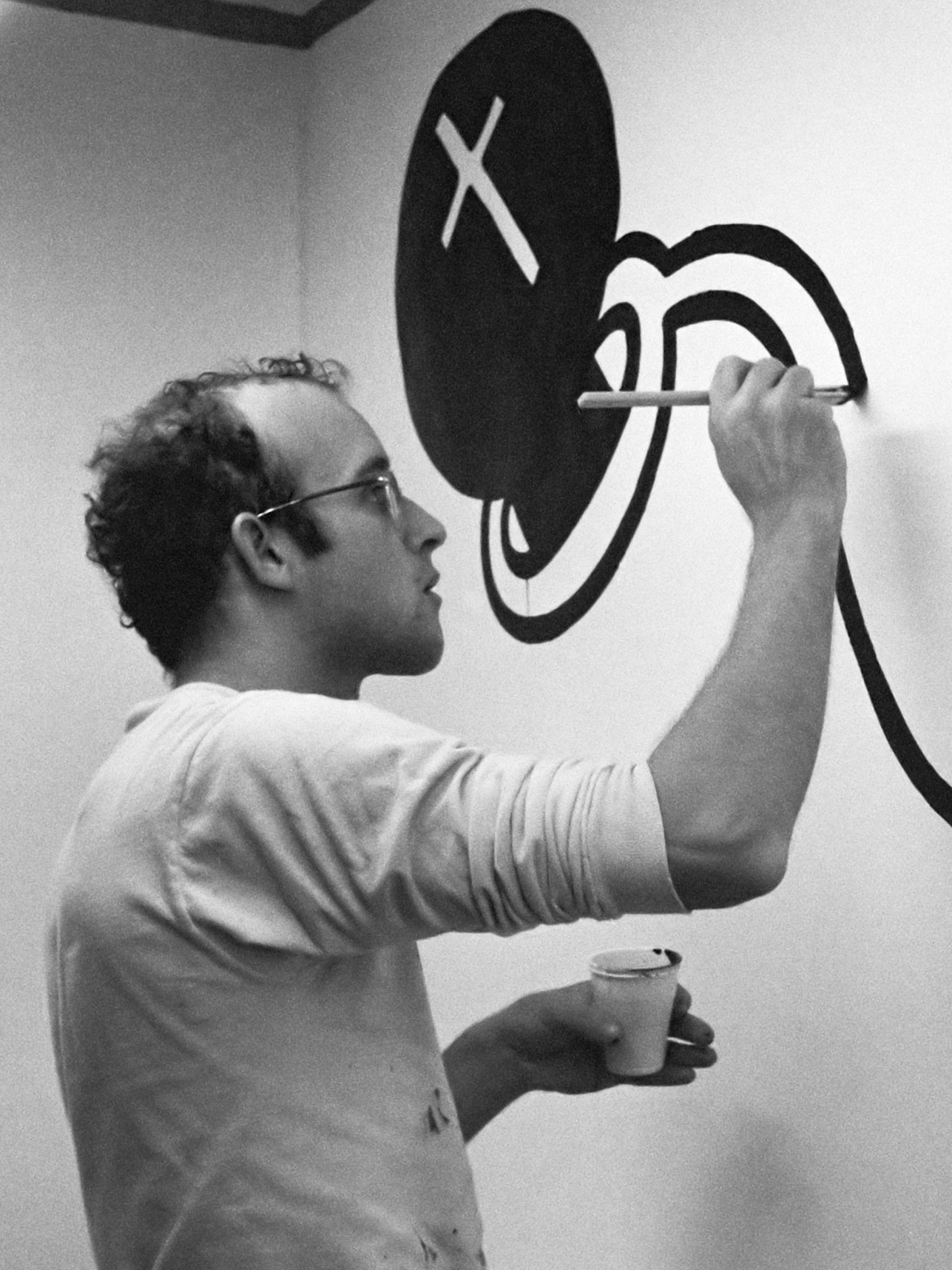 auteur Keith Haring de la citation Le dessin est encore fondamentalement le même que depuis les temps préhistoriques. Il rassemble l'homme et le monde. Il vit à travers la magie.