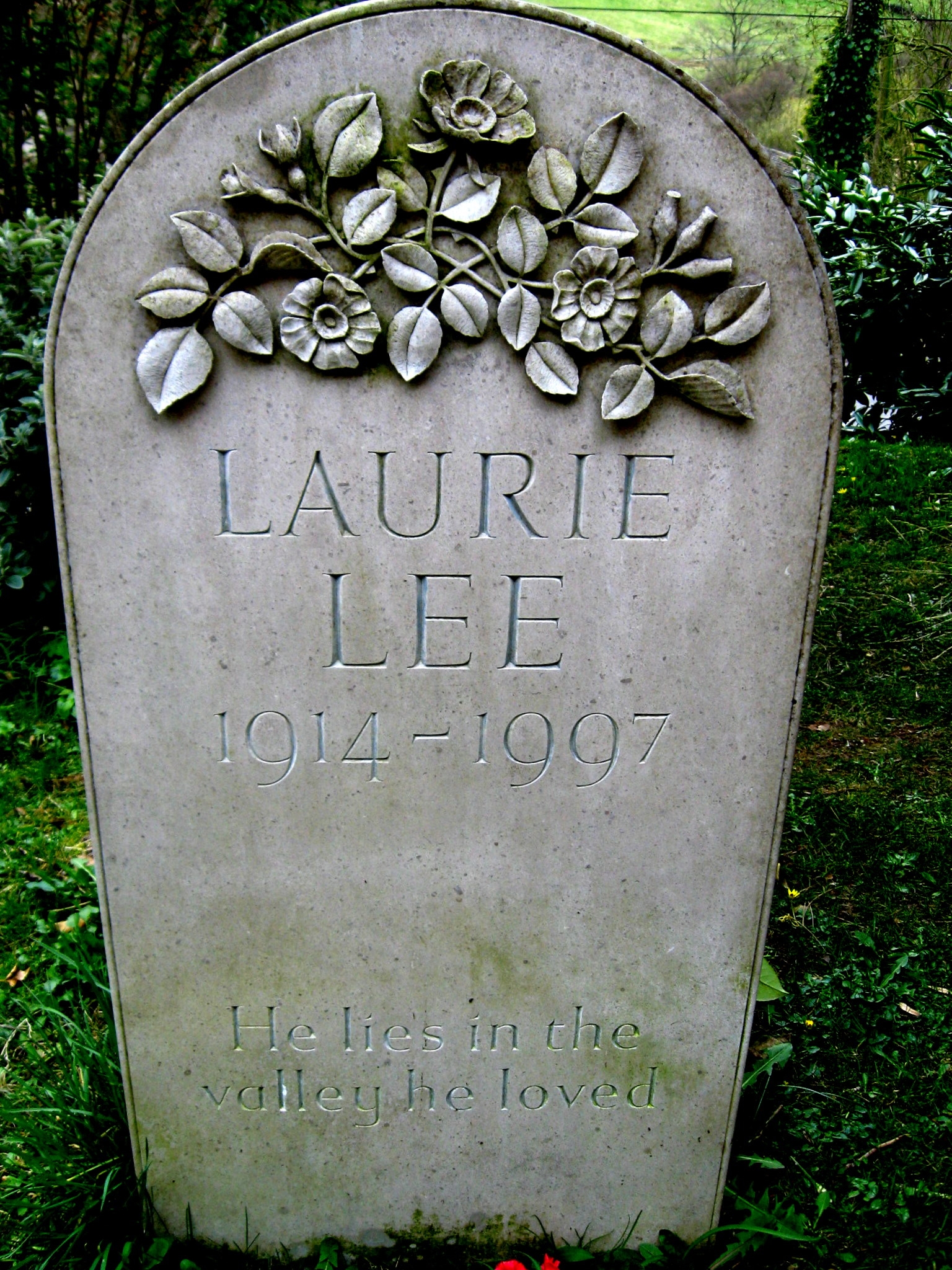 auteur Laurie Lee de la citation Nous vivions sur la route Slad lorsque mon père nous a quittés. J'avais environ trois ans.