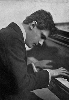 auteur Leo Ornstein de la citation Parce que Schoenberg était essentiellement un homme extrêmement doué. Et malgré nombre de ses théories et ainsi de suite, lorsqu'il a vraiment commencé à écrire de la musique, il était encore très guidé par son audition interne, par ce que nous appelons votre oreille interne.