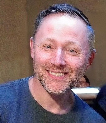 auteur Limmy de la citation Je dis aux gens sur Facebook quel est mon nom d'utilisateur Playstation. C'est une chose assez sociale. Je mets le casque et je suis juste à l'abri. C'est un peu comme une triste façon de socialiser. C'est comme rencontrer des gens, mais lorsque vous vous ennuyez avec eux, vous pouvez simplement les éteindre et vous éloigner.