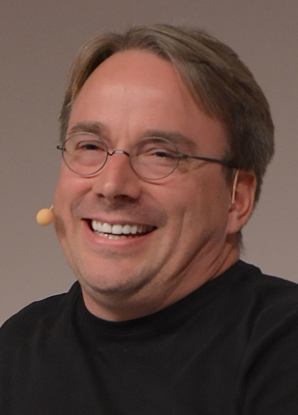 auteur Linus Torvalds de la citation Je passe beaucoup plus de temps que toute personne ne devrait avoir à parler avec les avocats et à réfléchir aux problèmes de propriété intellectuelle.