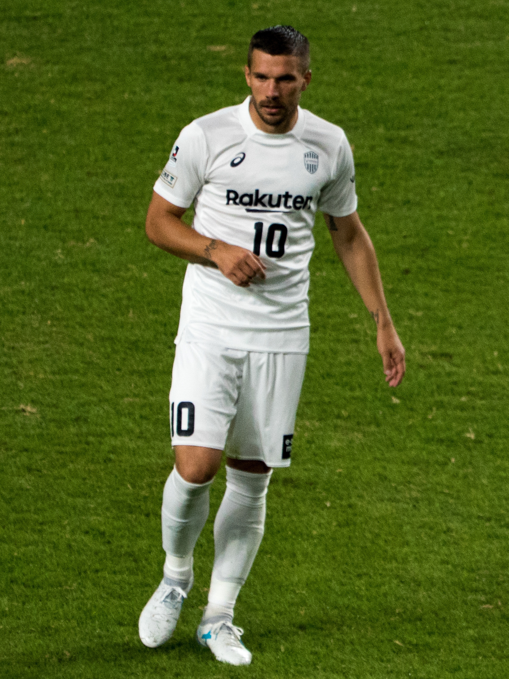 auteur Lukas Podolski de la citation Je pense que lorsque je joue le n ° 10 ou en tant qu'attaquant, je suis dans cette position pour marquer plus de buts, et je peux tirer plus.