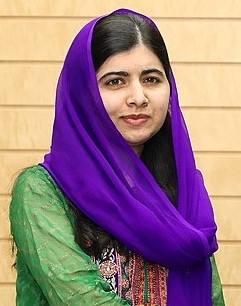 auteur Malala Yousafzai de la citation Nous ne pouvons pas tous réussir lorsque la moitié d'entre nous sont retenus.